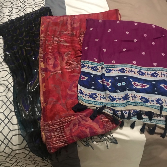 Beautiful large scarves - Picture 2 of 8